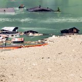 L'armée a commencé vendredi à déblayer les débris et le bois flotté qui se sont accumulés dans le lac qui s'est formé à Blatten (Archives). KEYSTONE/JEAN-CHRISTOPHE BOTT